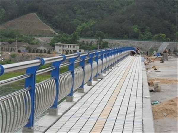 盘锦不锈钢桥梁护栏的特性及其在现代建筑中的应用